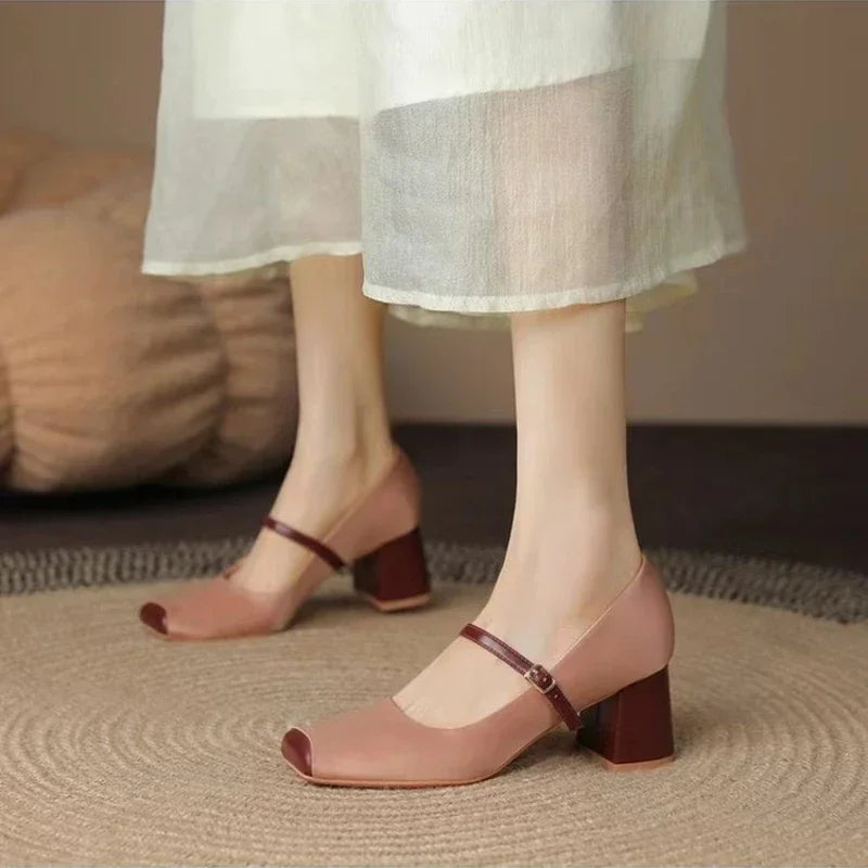 Transforme seu visual com o Sapato Scarpin Boneca de Salto Bloco e desfrute do equilíbrio perfeito entre estilo e conforto. Adquira já o seu!