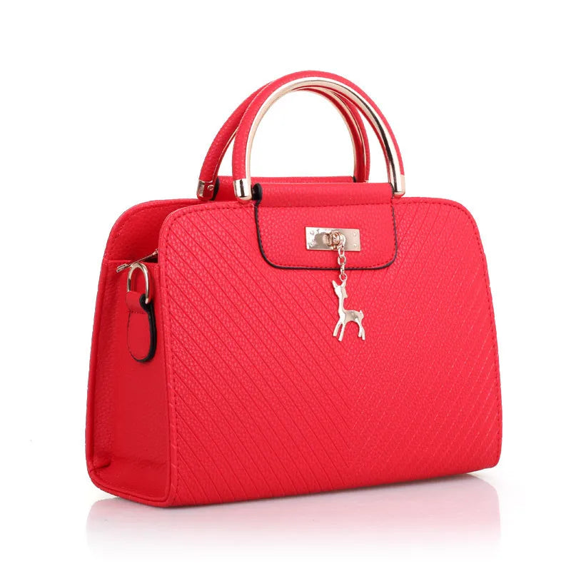 Bolsa Amora com pingente de metal, uma escolha elegante e sofisticada para mulheres modernas.