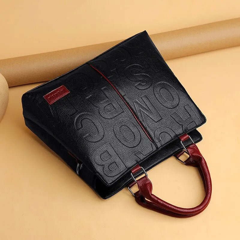Bolsa Trifecta Chic - Elegante e espaçosa, feita de couro macio com design exclusivo em relevo. Perfeita para diversas ocasiões.