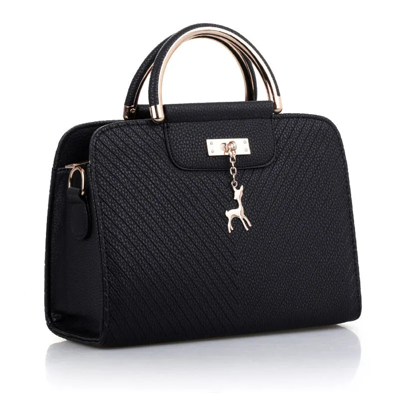 Bolsa Amora com pingente de metal, uma escolha elegante e sofisticada para mulheres modernas.